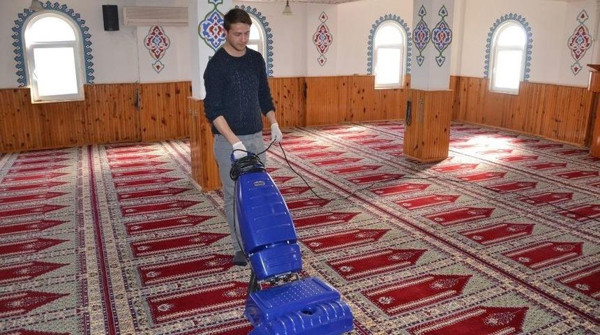 Erdemli Belediyesi Camileri Temizlemeye Devam Ediyor