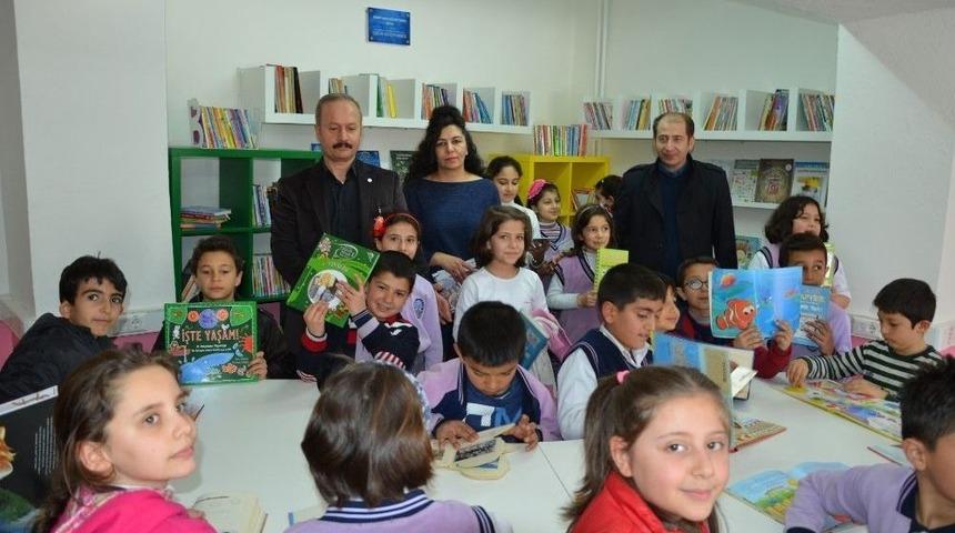 Nadir İlkokuluna Kütüphane Desteği