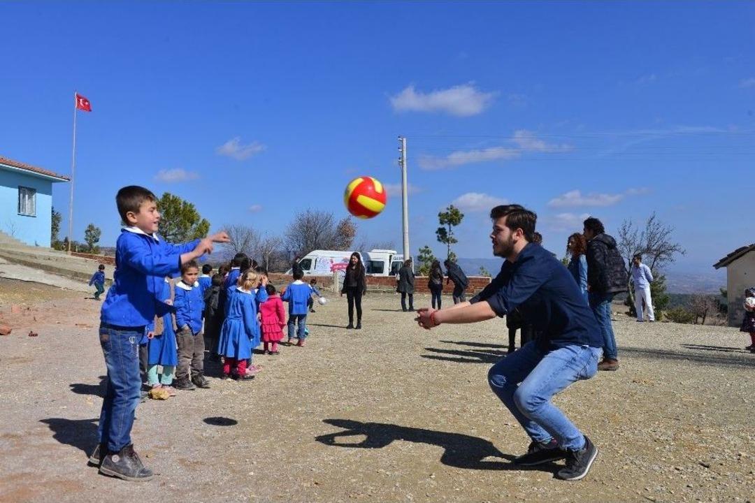 &Uuml;niversiteli &Ouml;ğrencilerden K&ouml;y Okullarına Destek