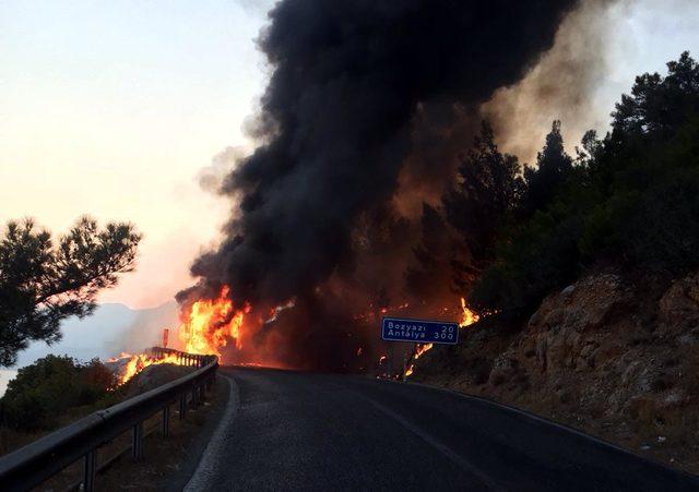 Yolcu otobüsü hareket halinde alev alarak yandı