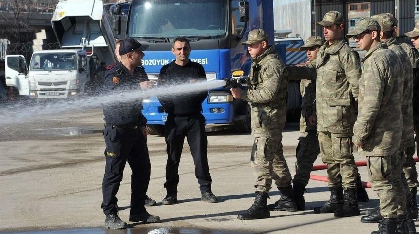 Boz&uuml;y&uuml;k Belediyesi İtfaiye Ekiplerinden Askerlere Yangın Eğitimi