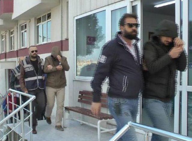 Ayvalık'ta 33 Mülteci Ile 5 Organizatör Yakalandı