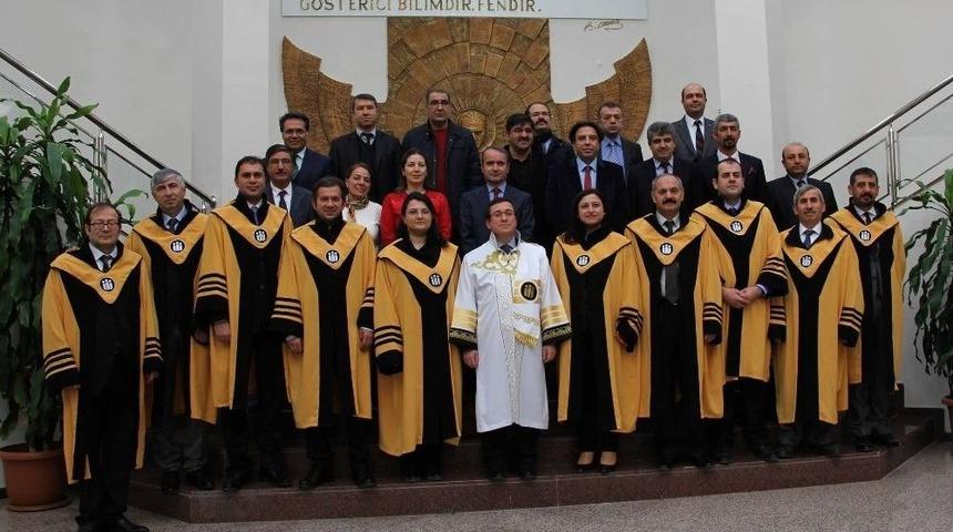 Unvanda Y&uuml;kselen Akademisyenlere C&uuml;bbeleri Giydirildi