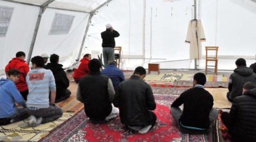 Depremzedeler Cuma Namazını &Ccedil;adırda Kıldı