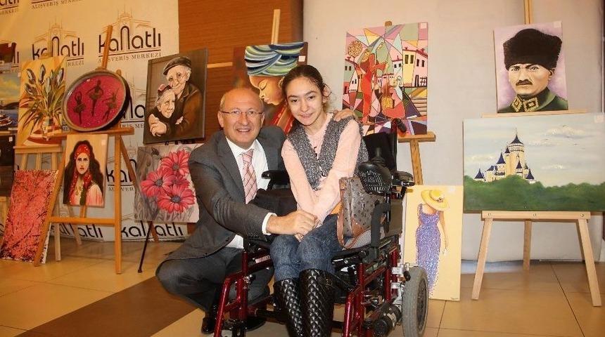 &Ccedil;akır&ouml;zer, Engelli Kızın Daveti &Uuml;zerine Sergisini Ziyaret Etti