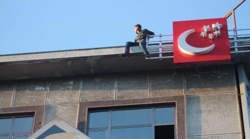 İş Hanı &Ccedil;atısında Intihar Girişimi