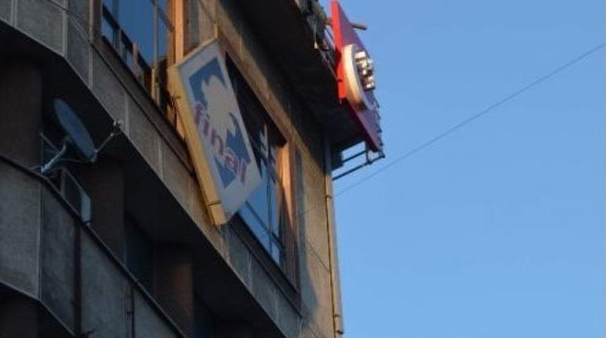 İntihar Etmek İ&ccedil;in &Ccedil;atıya &Ccedil;ıkan Genci Vatandaşlar Kurtardı