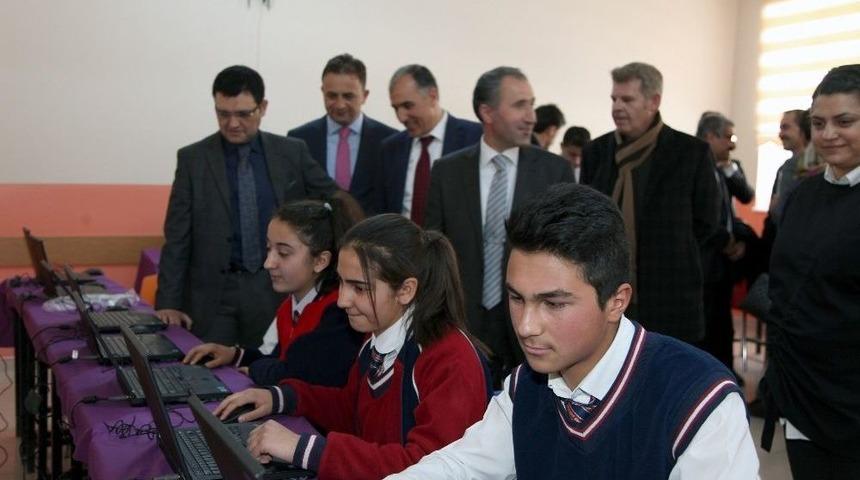 G&uuml;rpınar Anadolu Lisesine Bilgisayar Desteği