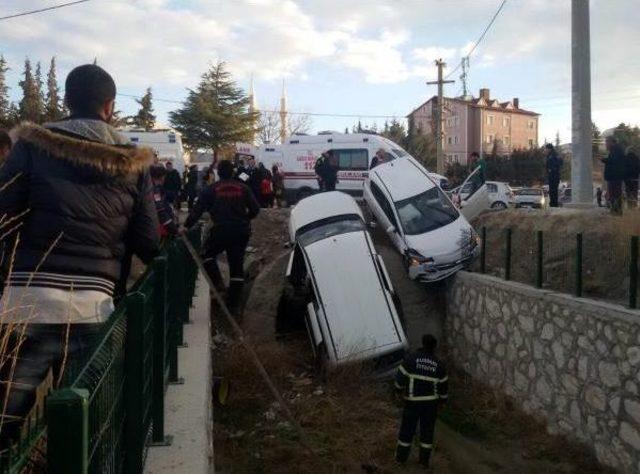 Burdur'da Kaza: 3'ü Öğrenci, 6 Yaralı