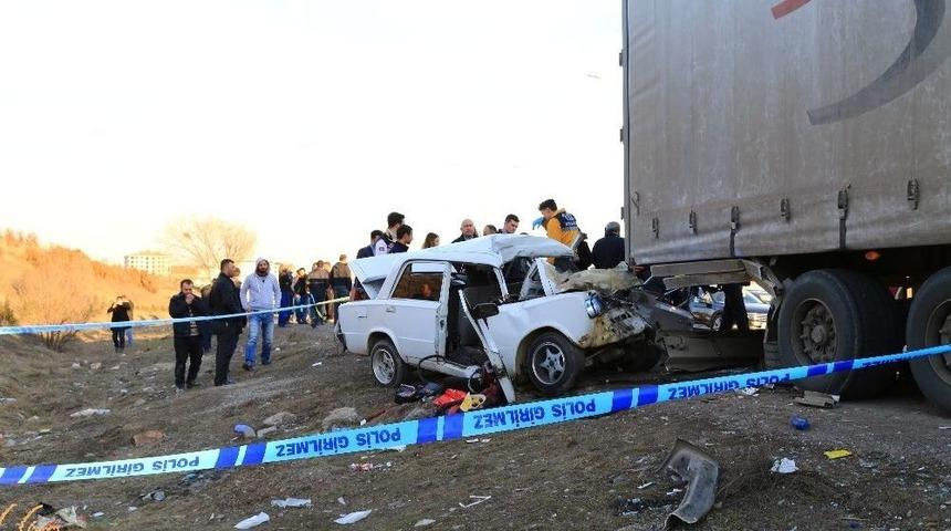 Ankara&rsquo;da Otomobil, Tıra Arkadan &Ccedil;arptı: 1 &Ouml;l&uuml;, 2 Ağır Yaralı
