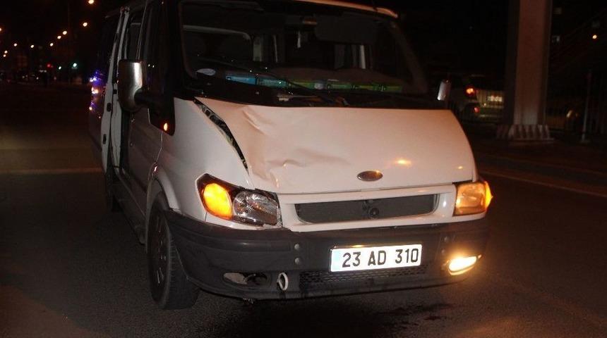 Elazığ&rsquo;da Minib&uuml;s&uuml;n &Ccedil;arptığı Babaanne &Ouml;ld&uuml;, Torunu Ağır Yaralı