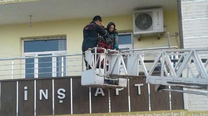 Eşinin D&ouml;v&uuml;p Eve Hapsettiği Kadını Itfaiye Kurtardı