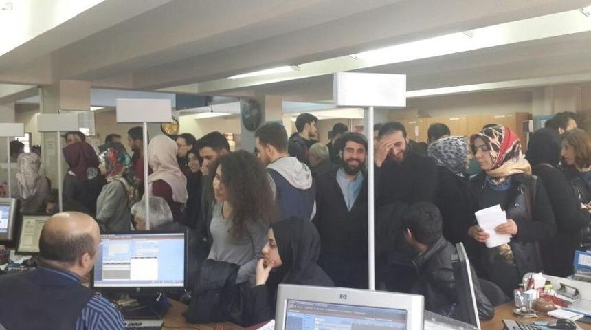 Üniversiteliler Nüfus Müdürlüklerine Akın Etti