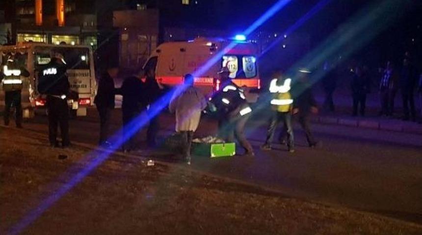 Minib&uuml;s&uuml;n &Ccedil;arptığı Babaanne &Ouml;ld&uuml;, Torunu Ağır Yaralandı