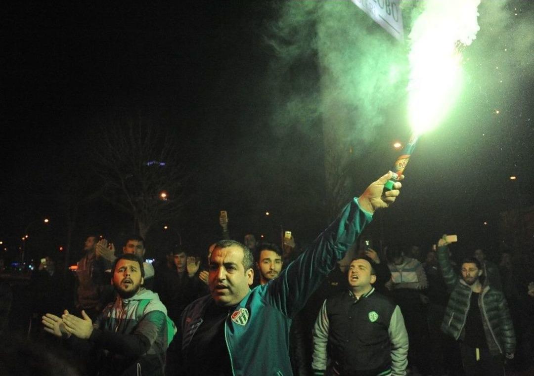 Bursasporlu Taraftarlardan Y&ouml;netime Tepki