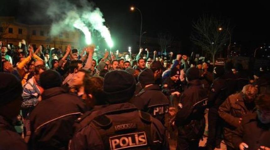 Bursasporlu Taraftarlar, Y&ouml;netimi Protesto Etti