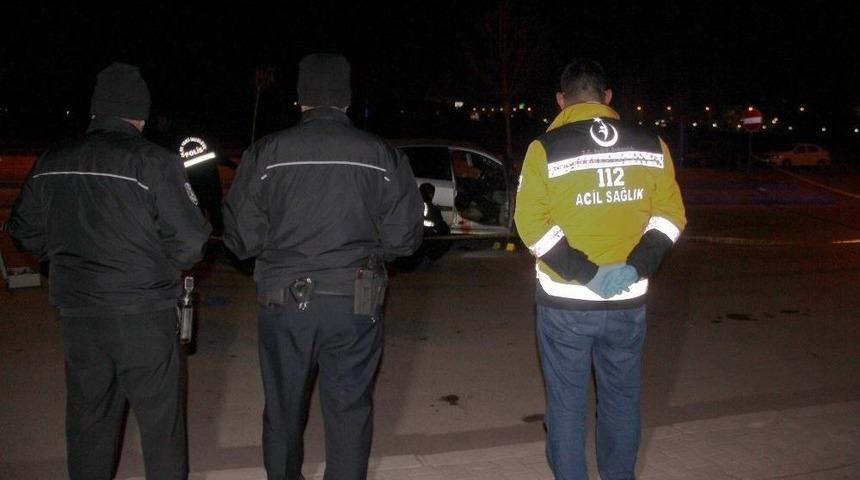 T&uuml;fekle Otomobili Taradılar: 1 &Ouml;l&uuml; 1 Yaralı