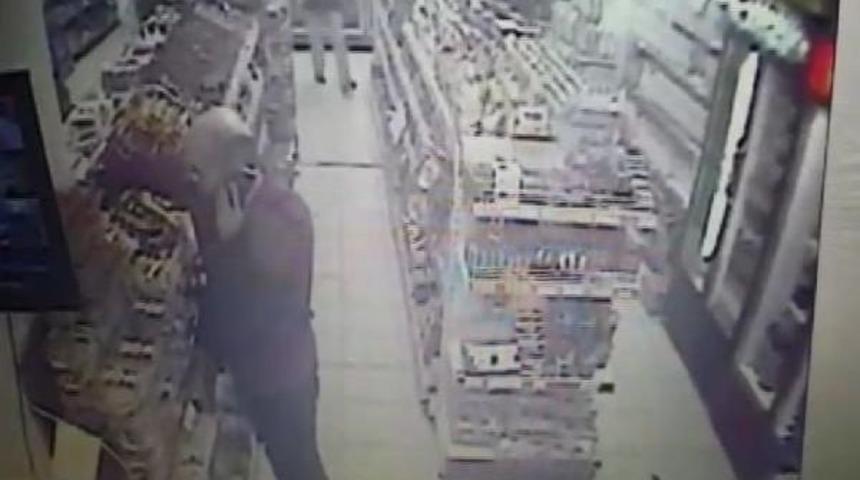 G&uuml;venlik Kamerasında &Ouml;nce Kendini Seyretti Sonra Şarjdaki Telefonu &Ccedil;aldı