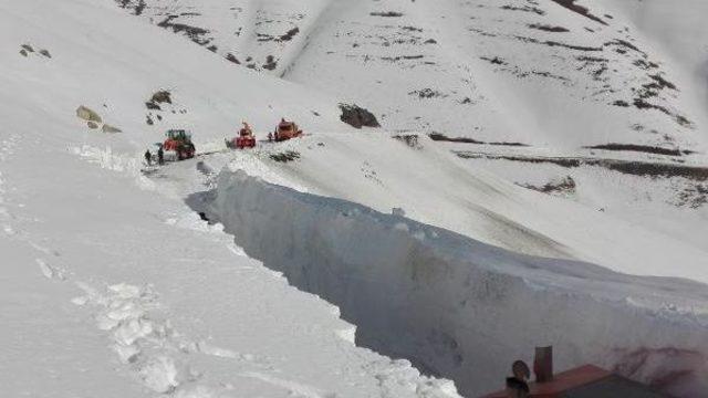 Şırnak'ta Tanin Tanin Dağları'nda 3 Metre Kalınlıktaki Kar Ile Mücadele