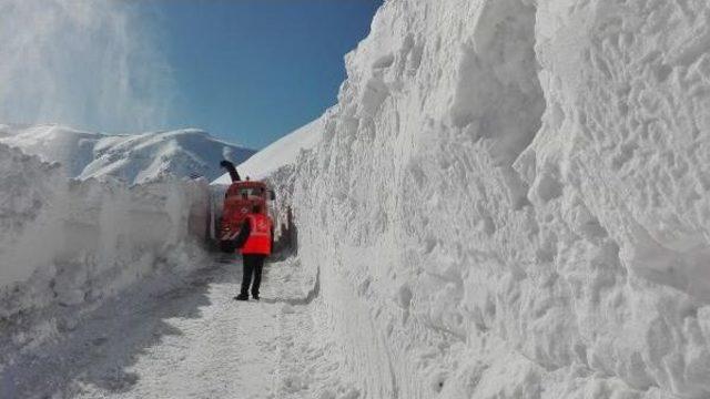 Şırnak'ta Tanin Tanin Dağları'nda 3 Metre Kalınlıktaki Kar Ile Mücadele