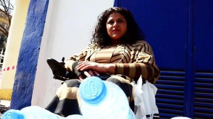 D&uuml;nya Bilek Şampiyonu, Su Satarak Ge&ccedil;iniyor