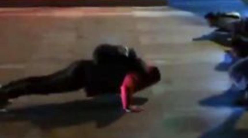 Kırmızı Işıkta Şınav &Ccedil;ektiler