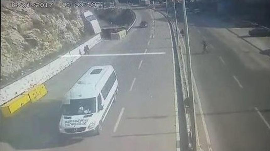 Seyir Halindeki Aracın &Uuml;zerine Otomobil D&uuml;şt&uuml;