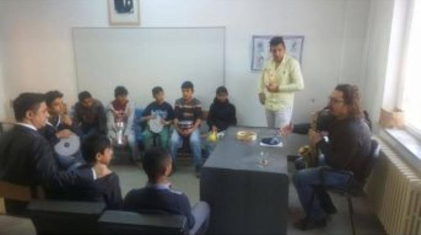 &rsquo;m&uuml;zik&rsquo; Roman &Ccedil;ocukların Parmaklarında Hayat Bulacak