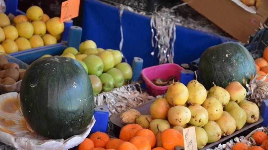 Senenin İlk Karpuzları Yarım, &Ccedil;eyrek Hatta Dilim Şeklinde Satılıyor