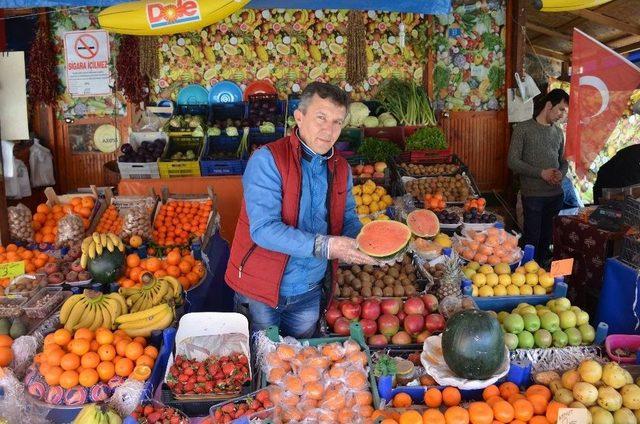 Senenin İlk Karpuzları Yarım, Çeyrek Hatta Dilim Şeklinde Satılıyor