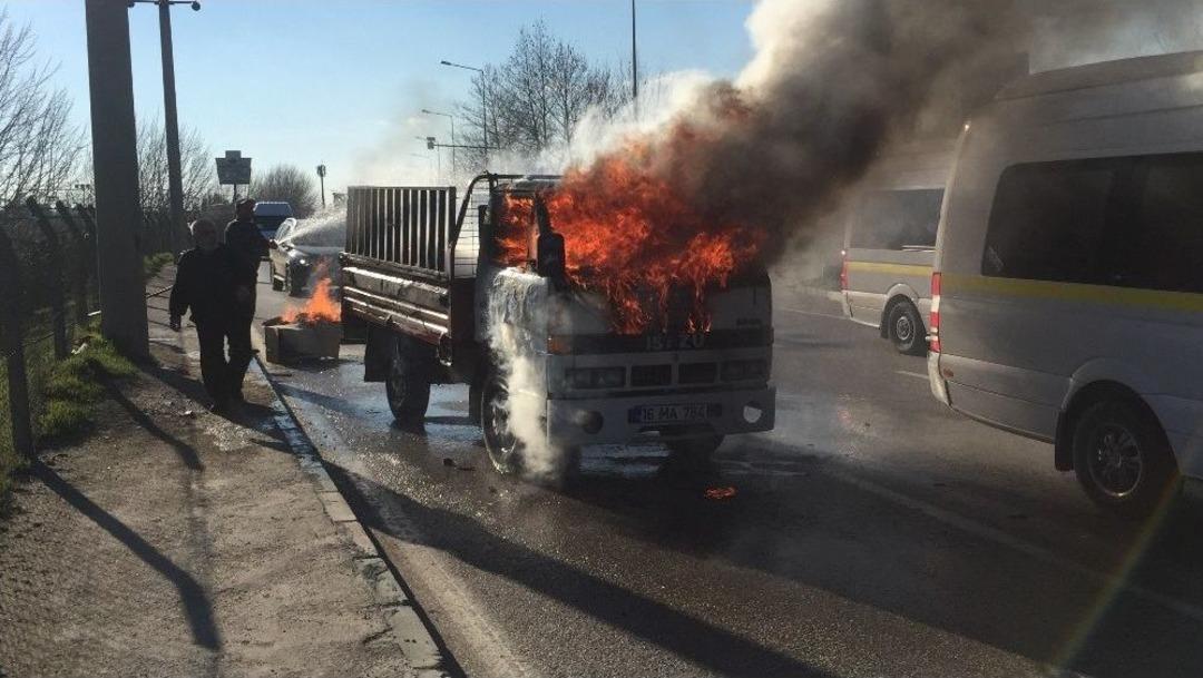 (&ouml;zel Haber) Kamyonet Alev Alev Yandı, S&uuml;r&uuml;c&uuml;s&uuml; Canını Zor Kurtardı
