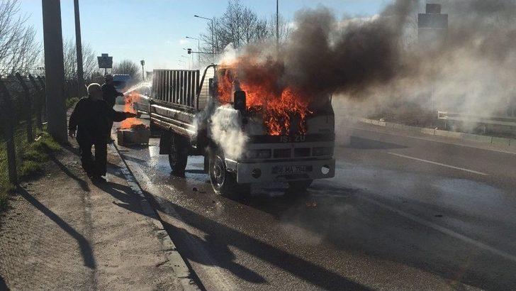 (özel Haber) Kamyonet Alev Alev Yandı, Sürücüsü Canını Zor Kurtardı G1