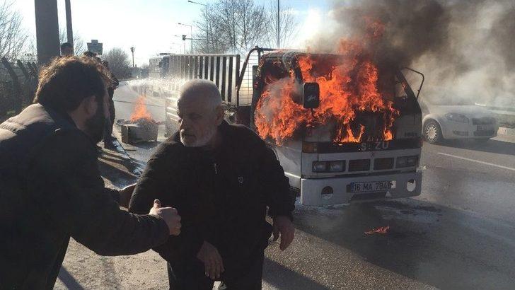 (özel Haber) Kamyonet Alev Alev Yandı, Sürücüsü Canını Zor Kurtardı G5