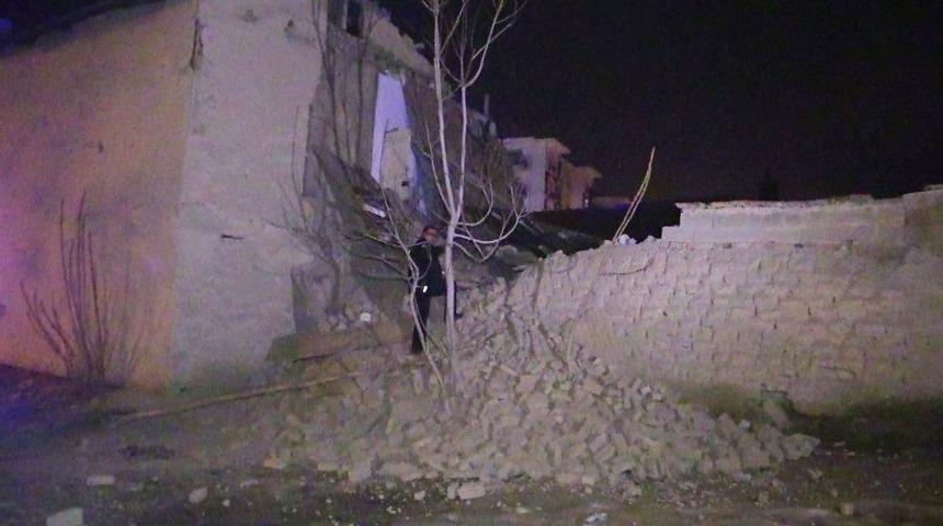 Suriyelilerin Yaşadığı Kerpi&ccedil; Ev Kısmen &Ccedil;&ouml;kt&uuml;