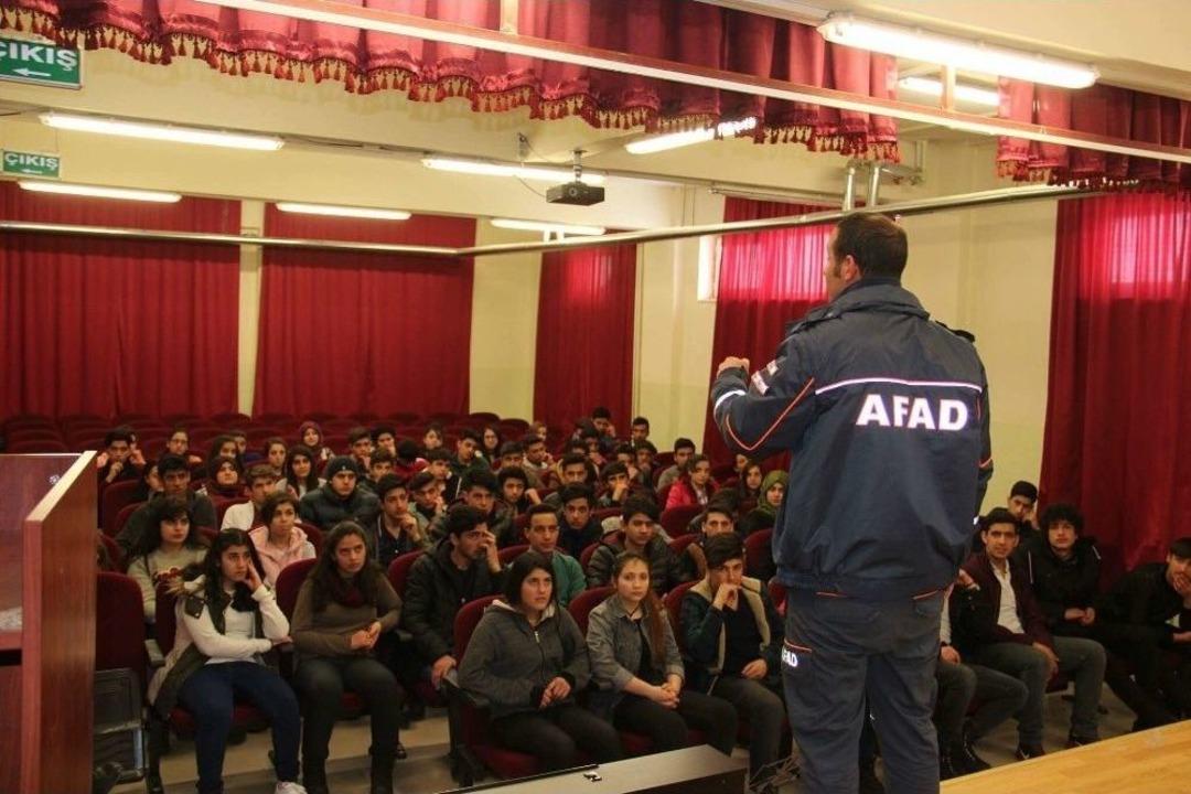 Afad, &rsquo;&rsquo;afete Hazır Okul" Kapsamında &Ouml;ğrencileri Bilgilendiriyor