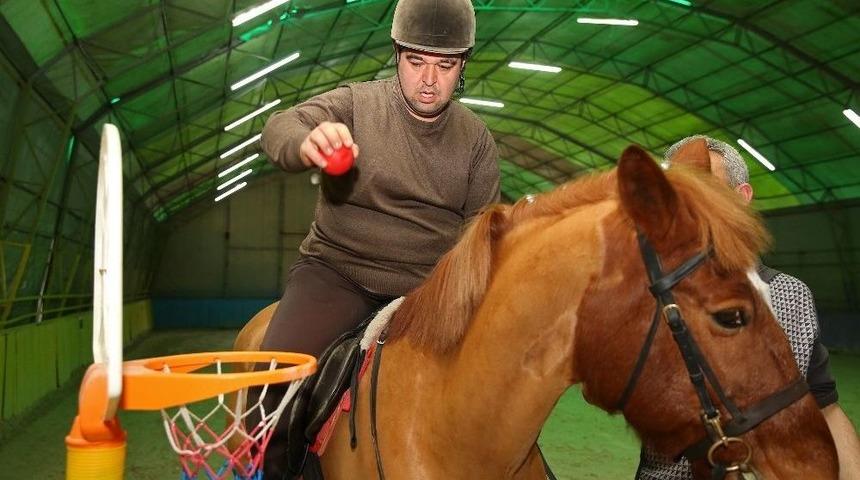 Atlı Terapi Şifa Dağıtıyor