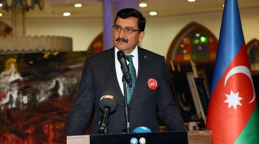 Sanat&ccedil;ılar Eserlerini Hocalı Şehitleri İ&ccedil;in Kararttılar