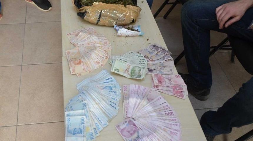 Zehir Taciri Kadın, Yarım Kilo Esrar Ve 31 Bin Tl İle Yakalandı