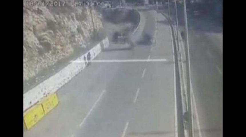 Yolda Giden Otomobilin &Uuml;zerine Ara&ccedil; D&uuml;şt&uuml;