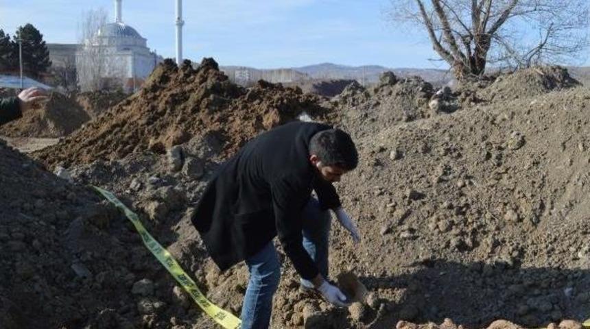 &Ccedil;ubuk'ta Park Alanına D&ouml;k&uuml;len Topraktan Insan Kemikleri &Ccedil;ıktı