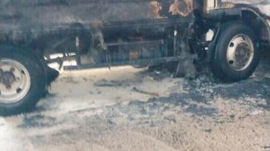 Alev Alan Kamyonet Kullanılamaz Hale Geldi