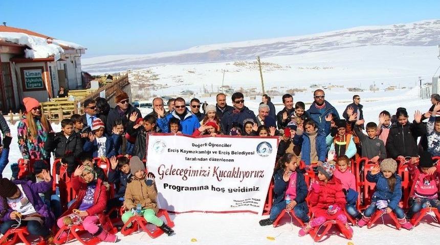 Ercişli &Ouml;ğrenciler Abalı Kayak Merkezinde G&ouml;n&uuml;llerince Eğlendi