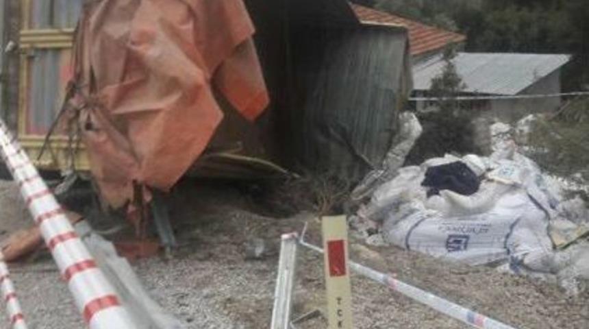 Denizli&rsquo;de Kamyon Devrildi: 2 &Ouml;l&uuml;