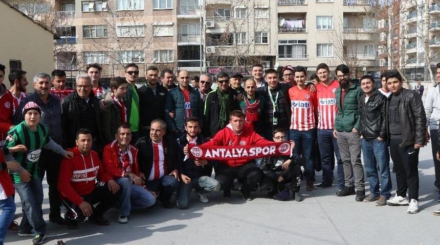 Akhisar Belediyespor İle Antalyaspor Taraftarlarından &Ouml;rnek Davranış