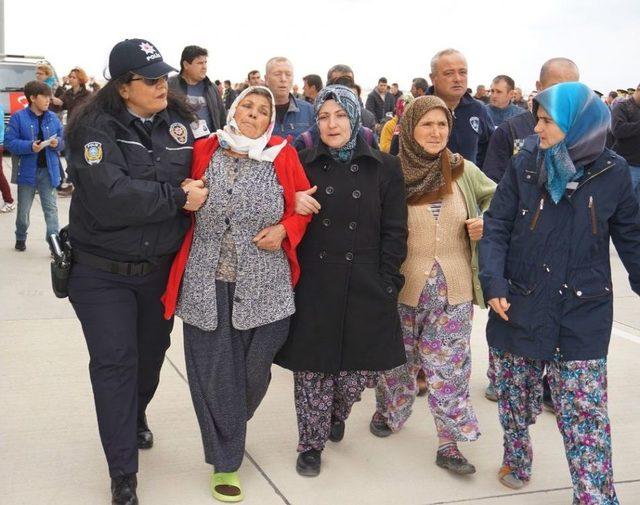 Annesi Koşarak, Şehidin Cenazesine Sarıldı