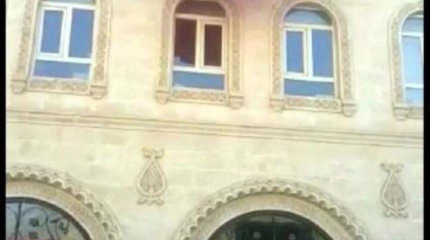 Mardin'in Savur Belediyesi'ne Operasyon, Başkan G&ouml;zaltına Alındı, Belediyeye T&uuml;rk Bayrağı Asıldı