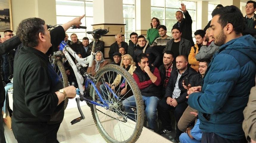 Toplu Taşıma Ara&ccedil;larında Unutulan Birbirinden İlgin&ccedil; Eşyalar, Yeni Sahiplerini Buldu