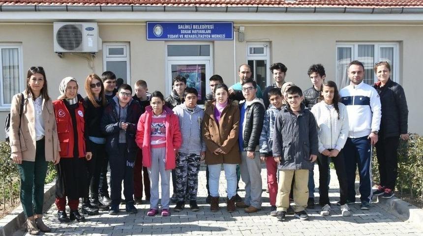 &Ouml;zel &Ouml;ğrenciler Can Dostlarını Unutmadı