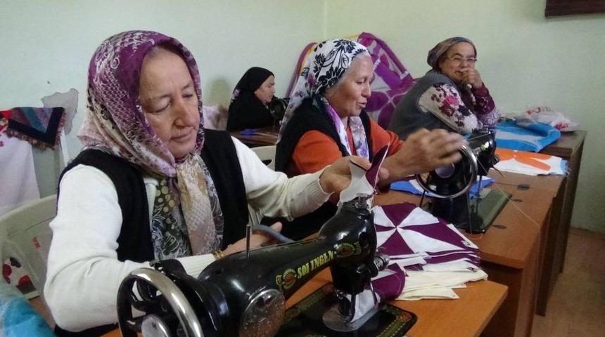 Teyzeler, Dikiş Kursunda Stres Atıyor