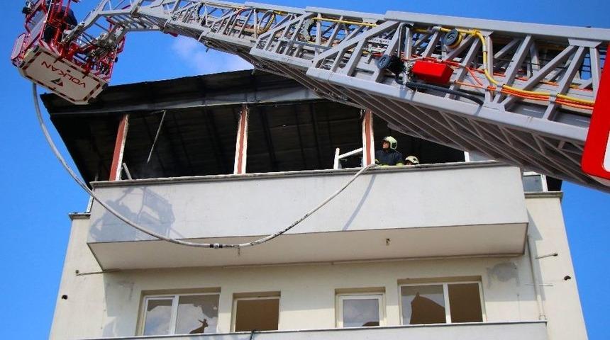 Adana&rsquo;da Fet&ouml;&rsquo;n&uuml;n Ait Eski Okuma Salonunun &Ccedil;atısı Yandı